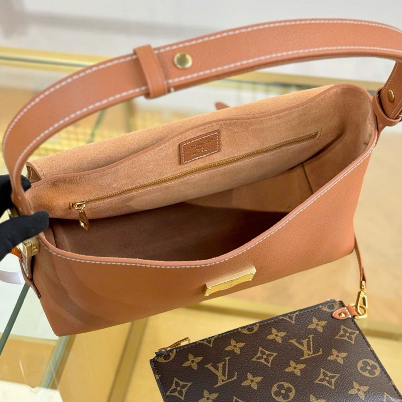 Túi đeo chéo Louis Vuitton Low Key Túi đeo chéo Louis Vuitton Low Key