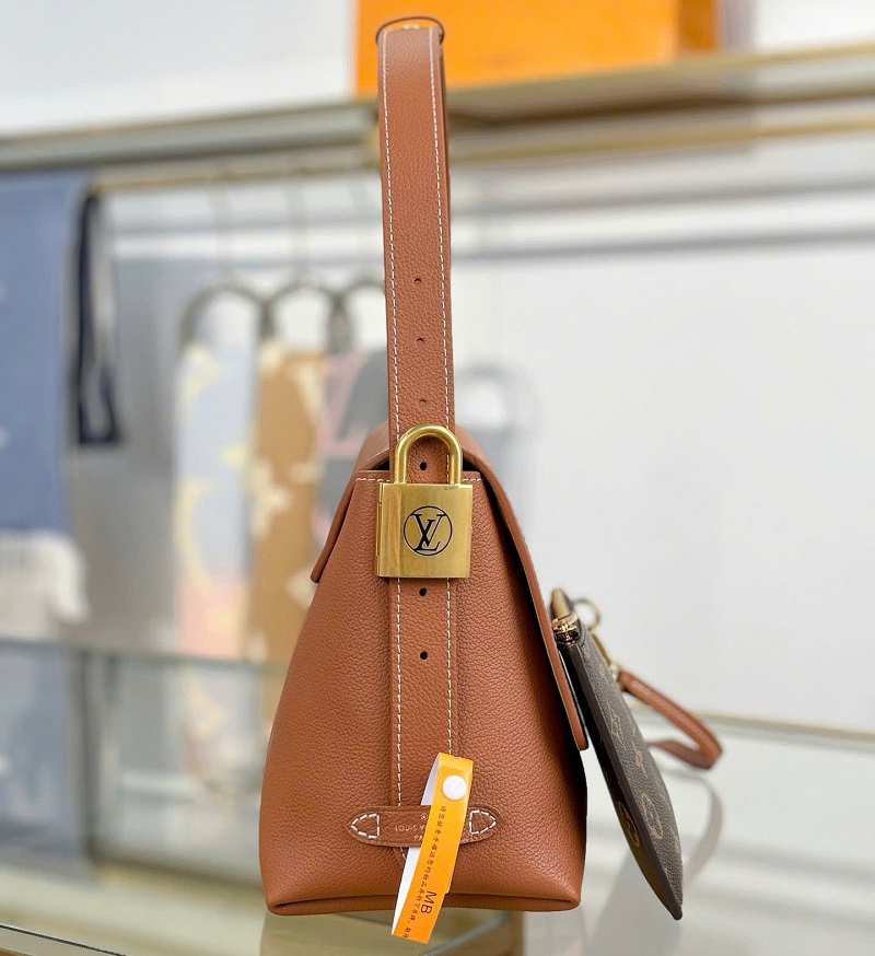 Túi đeo chéo Louis Vuitton Low Key Túi đeo chéo Louis Vuitton Low Key