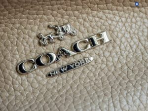 Kinh nghiệm mua túi coach - kiểm tra qua logo, tem nhãn