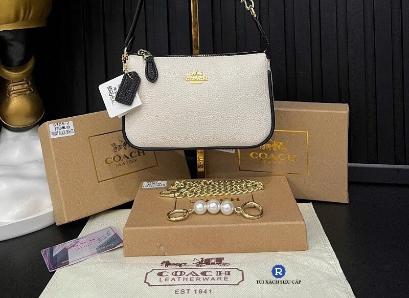 Kiểm tra qua hộp đựng túi Coach