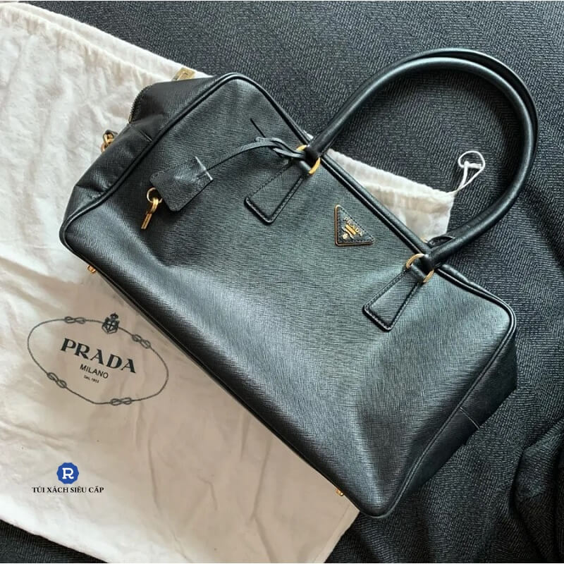C&aacute;ch nhận biết t&uacute;i Prada xịn qua kiểm tra qua gi&aacute; b&aacute;n