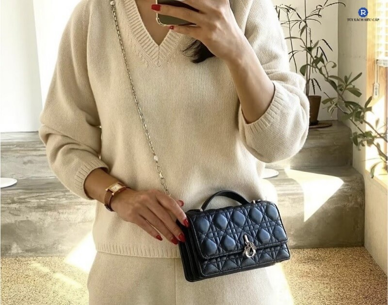 Túi Clutch cầm tay đ&iacute;nh đ&aacute; trung ni&ecirc;n cao c&acirc;́p