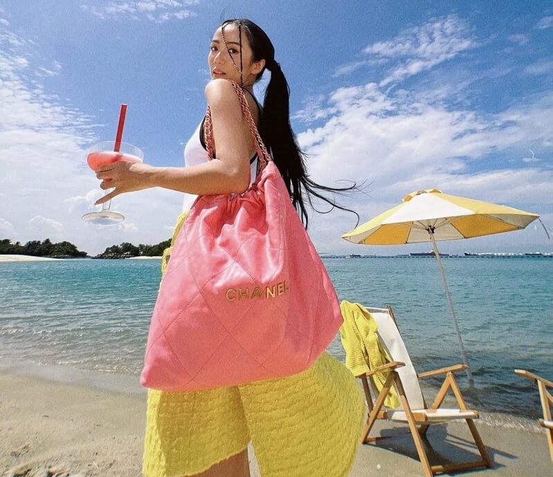 Cách phối đồ cùng túi Chanel màu hồng chính hãng
